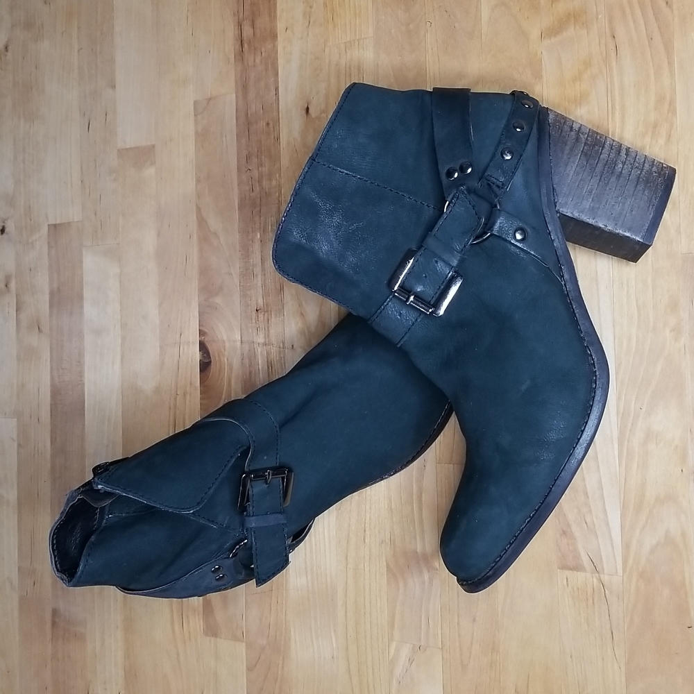 Matisse black cowboy style ankle boot 10